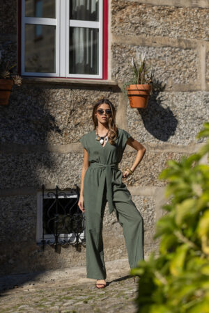 Alternative view of Macacão Decote em Bico